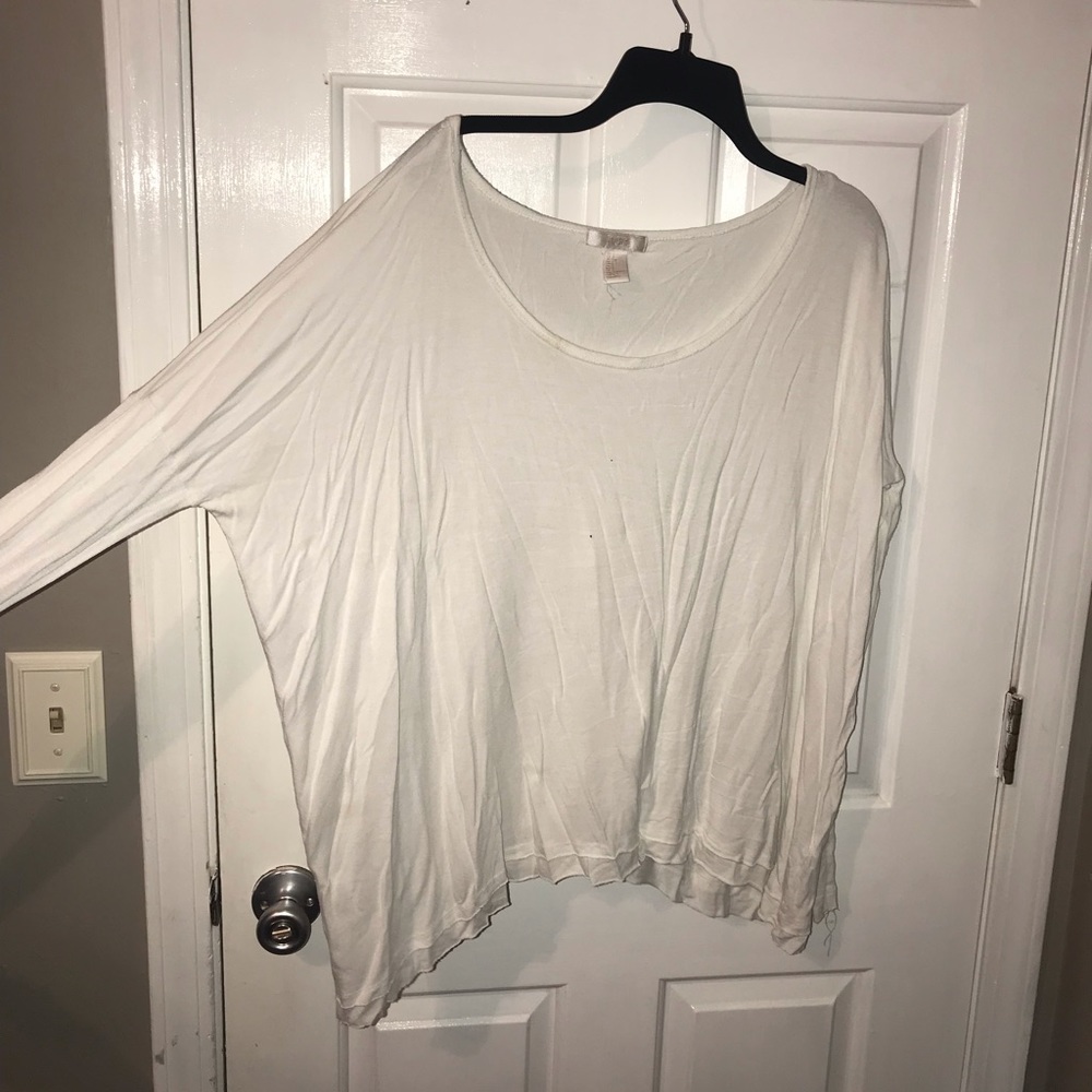 Flowy white shirt with tight sleeves